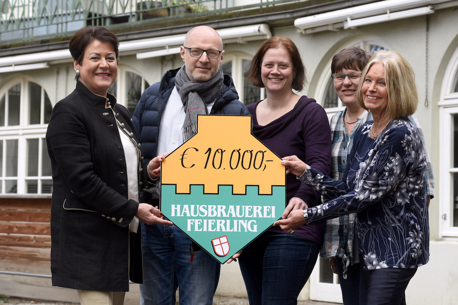10.000 Euro Spende für die Freiburger Hilfsgemeinschaft